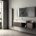 Mobile sospeso con finitura rovere termocotto e piano lavabo in gres statuario opaco